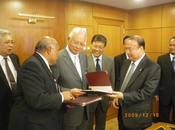 （马来西亚首相纳吉布见证双方交换协议文本，图中四人从左至右依次为Assay Petroleum石油公司董事长拿督Ishak、马来西亚首相纳吉布、中国驻马来西亚大使刘健、中国泛海董事长卢志强。）