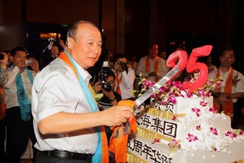 卢志强董事长与员工共同分享泛海集团二十五周岁生日蛋糕