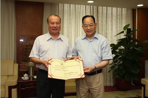 卢志强董事长接受捐赠纪念证书